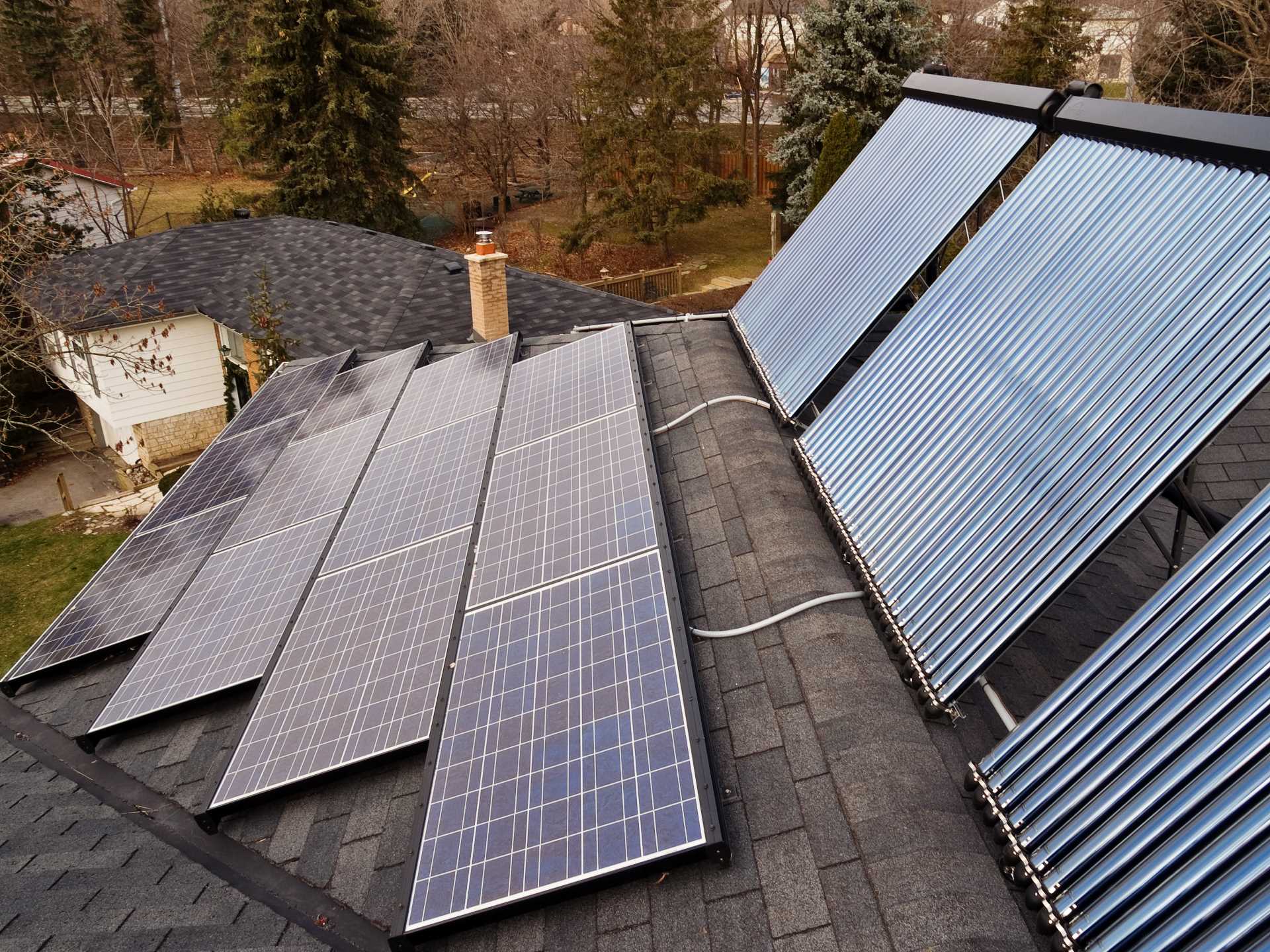 Tecnico che lavora sui pannelli solari